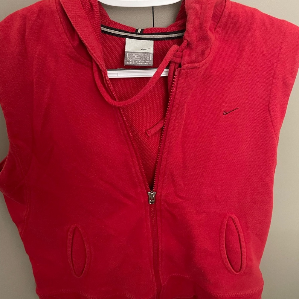 Red sleveless hoodie